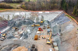 Tak wygląda budowa tunelu na S1 w Beskidach. Wykują go bez użycia maszyn [ZDJĘCIA]