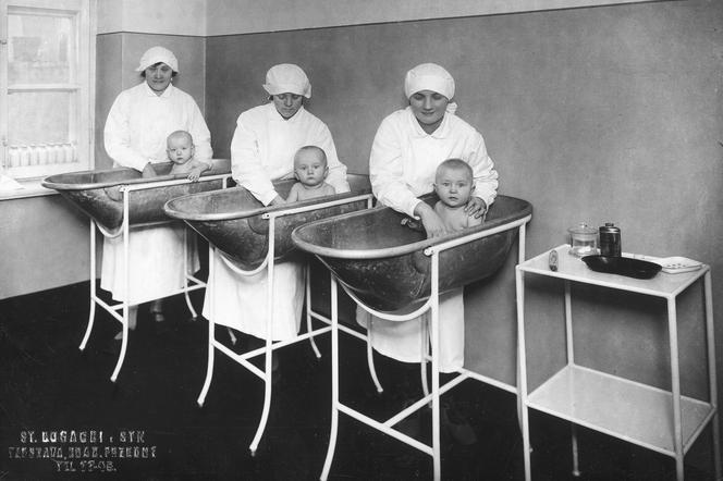 Troje dzieci kąpanych przez opiekunki; 1925 r.