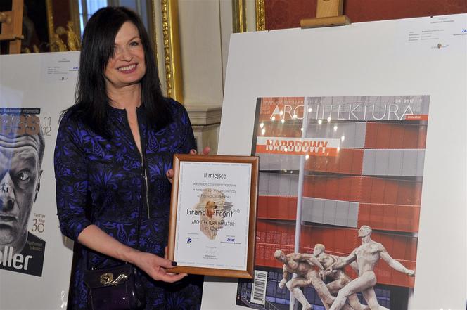 "Architektura-murator" nr 4/ 2012. Okładkę prezentuje redaktor naczelna miesięcznika "Architektura-murator", Ewa P. Porębska. Fot. AKPA