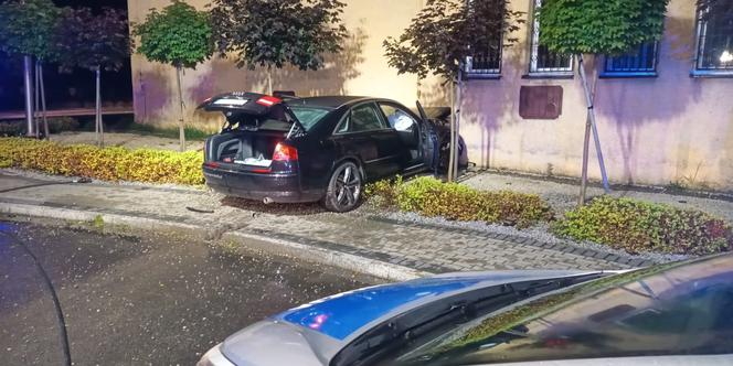 Gaszowice: Audi przeleciało przez rondo i wbiło się w ścianę budynku. Kobieta była pijana