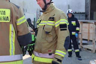 Poważny wypadek w tartaku na terenie powiatu toruńskiego. Maszyna wciągnęła rękę 46-latka