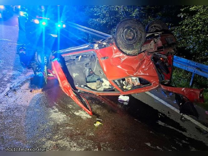 Seicento wpadło w poślizg na łuku drogi i dachowało. W środku 18-latek i pasażerka