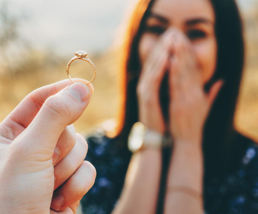 Kobiety coraz częściej oświadczają się facetom. Jubilerzy już zacierają ręce