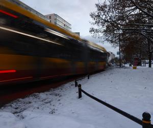 Autobus miejski gnał z pasażerami przy otwartych drzwiach. Przerażające sceny na Ursynowie