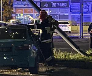 Nocna makabra na ulicach Warszawy. BMW ścięło latarnie. Egipskie ciemności na Grochowskiej