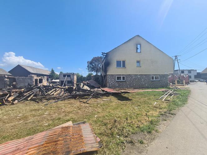 Nowa Biała po długiej walce z ogniem. Ogrom zniszczeń mrozi krew w żyłach. Co było przyczyną pożaru? 
