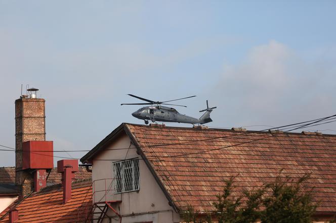 Śmigłowiec Black Hawk nad Krakowem i dziesiątki radiowozów na ulicach. Co się stało?