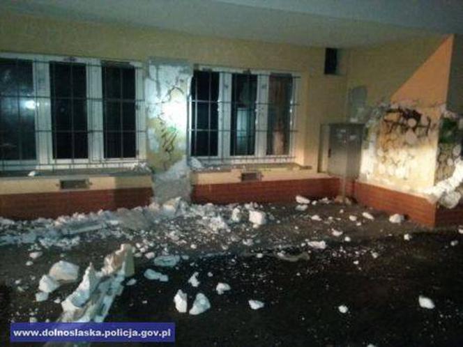 Nieletni zniszczyli elewację budynku