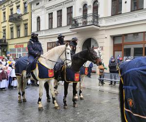 Kolorowy Orszak Trzech Króli w Łodzi. W centrum miasta pojawiło się mnóstwo osób [ZDJĘCIA]