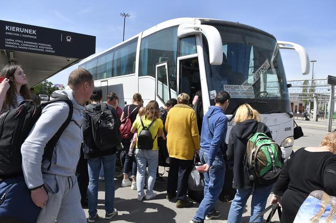 Uchodźcy wracają do domów. Każdego dnia do Ukrainy wyjeżdża ponad 50 wypełnionych autobusów