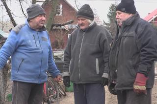 Rolnicy. Podlasie. Uszkodzone okno w domu Gienka i Andrzeja z Plutycz. Walek przybył na pomoc