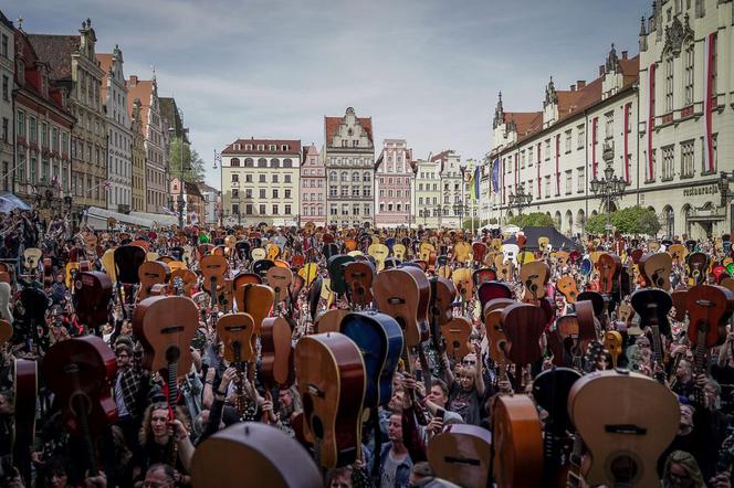 Gitarowy Rekord Świata 2024. Znamy kolejne gwiazdy. Hołdys i Waglewski zagrają „I Ching” we Wrocławiu