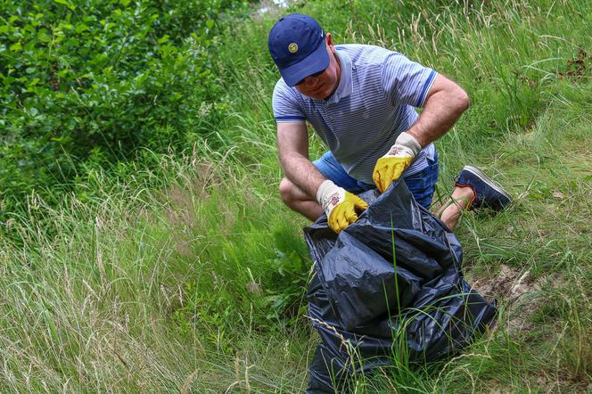 Prezydent Szczecina pomógł w sprzątaniu Plaży Mieleńskiej