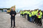 iebrowo, 15.10.2025. Premier RP Donald Tusk podczas wizyty na miejscu planowanej budowy pierwszej polskiej elektrowni jądrowej Lubiatowo – Kopalino w Biebrowie (woj. pomorskie)