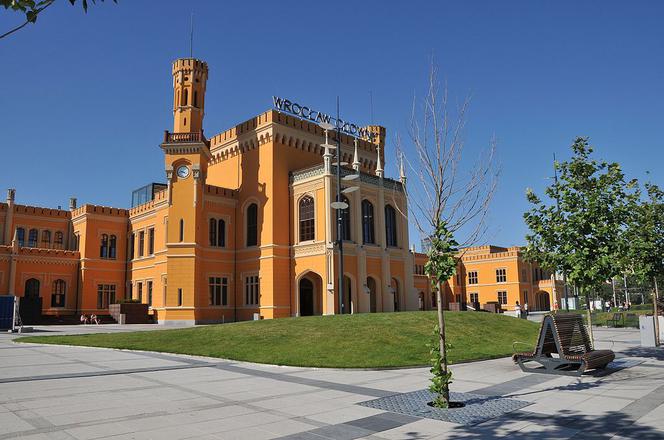 Oglądanie wystaw w BWA Wrocław Główny