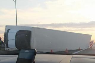 Na autostradzie A1 przewróciła się ciężarówka. Droga zablokowana w obie strony