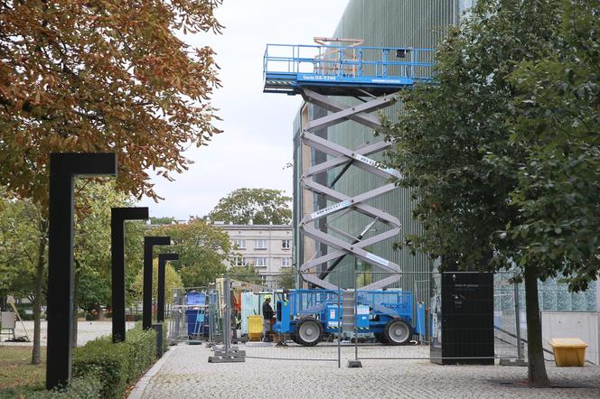 Szyby zaczęły pękać! Cała elewacja Muzeum Polin do wymiany