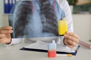 E-papierosy bez nikotyny uszkadzają jelita? Winny może być składnik, który uważasz za bezpieczny