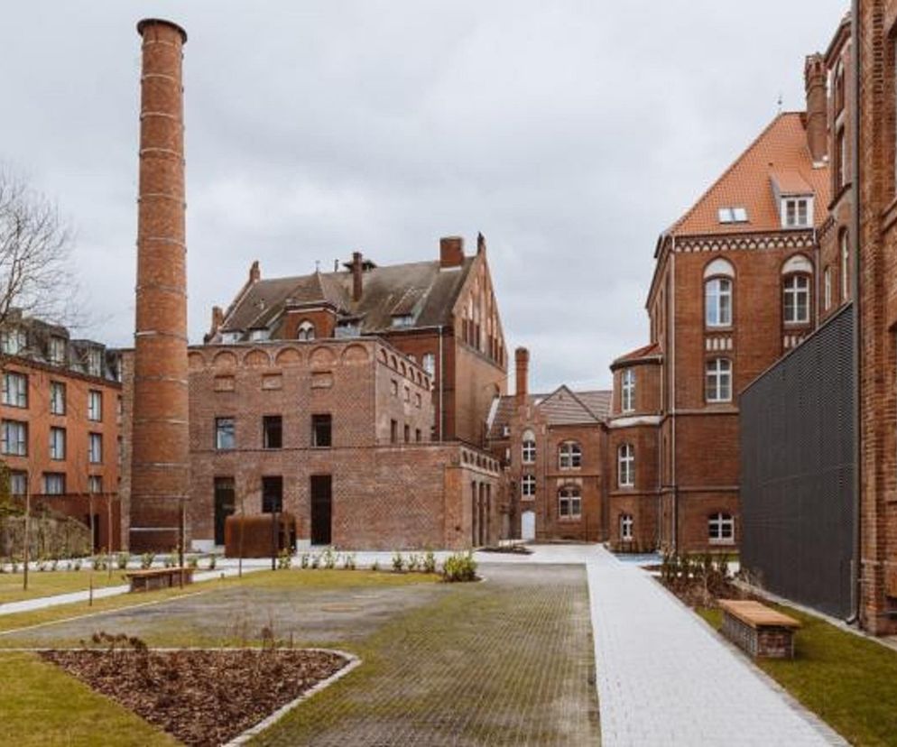 Zrewitalizowany Dwór Uphagena w Gdańsku, dawny szpital NMP, z nową architekturą autorstwa Piotra Grochowskiego, łączącą hotel, restauracje i przestrzenie kulturalne z zabytkową tkanką. Obiekt wyróżniony w konkursie Życie w Architekturze 2025. Więcej na Architektura Murator Plus.