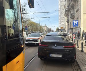Paraliż w centrum Warszawy. Kierowca BWM zaparkował na torach. Wszystko stanęło!