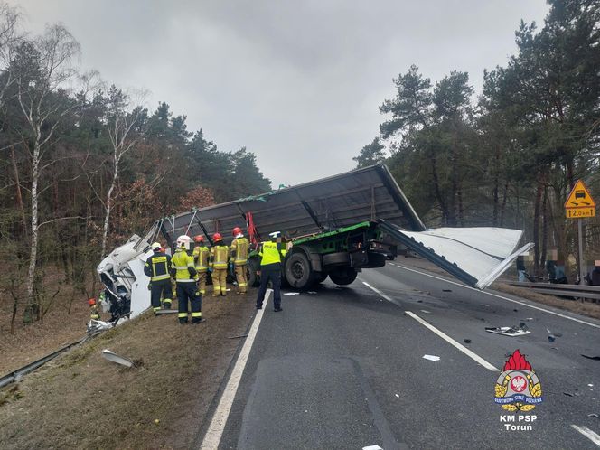 Wypadek na D10 pomiędzy Bydgoszczą a Toruniem. Zderzyły się cztery pojazdy. Jedna osoba nie żyje [ZDJĘCIA]