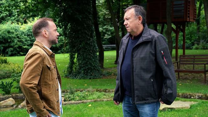 Barwy szczęścia odc. 1952. Zdzisio (Zbigniew Buczkowski), Kazik (Grzegorz Mielczarek) 