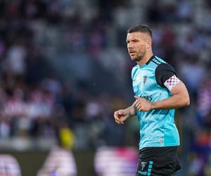 Lukas Podolski siedział spokojnie u fryzjera, a tu nagle stało się coś nieprawdopodobnego. Chwilę później rozbrziały oklaski, mamy nagranie