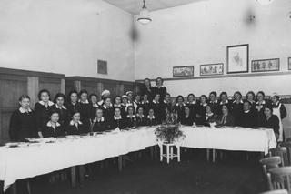 Uczennice i nauczyciele podczas Wigilii w Gimnazjum Żeńskim w Katowicach