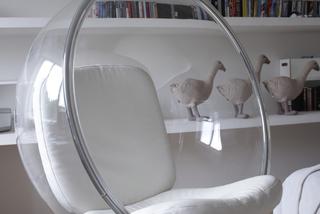 Fotel Bubble chair w pokoju w stylu vintage