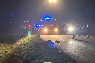 Horror na dk 92. Ciężarówka zmiotła pieszego. 30-latek walczy o życie w szpitalu