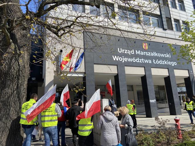 Rolnicy pod Urzędem Marszałkowskim w Łodzi. Zobacz, jak przebiega protest