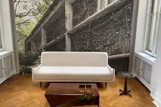 Najpierw zachwycił się Le Corbusierem, potem uznał, że jego projekty są zimne.  Jerzy Zalszupin. Jego meble to organiczne kształty i zmysłowość