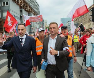 Robert Bąkiewicz i poseł PiS Janusz Kowalski na Marszu Powstania Warszawskiego