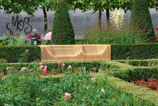 Monolith bench – meble miejskie dla ogrodu Albertine w Brukseli, projekt: Paweł Grobelny