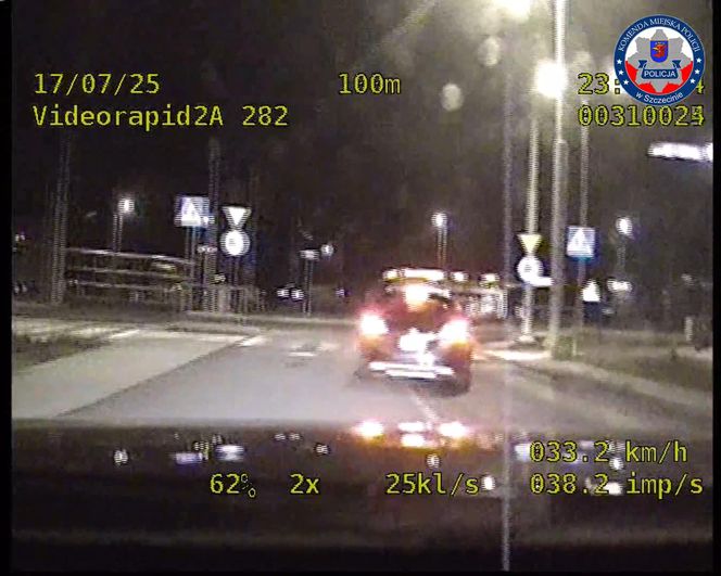 Wiózł kolegę w otwartym bagażniku