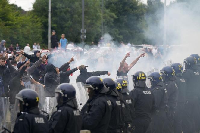 Wielka Brytania płonie! Bitwy na ulicach, pierwsze państwo ostrzega przed podróżami