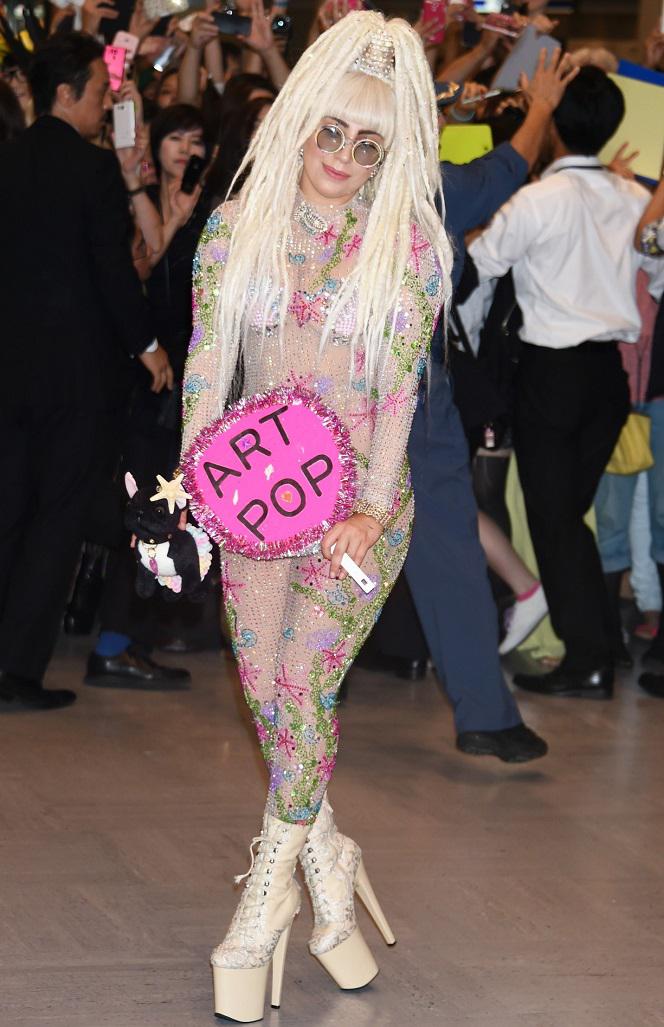 Lady Gaga na lotnisku w Tokio