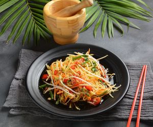 Sałatka som tam, czyli sałatka z papai z fasolką szparagową i orzechami ziemnymi po tajsku