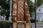 Tron wyrzeźbiony z pnia hrubieszowskiego dębu Wiktora