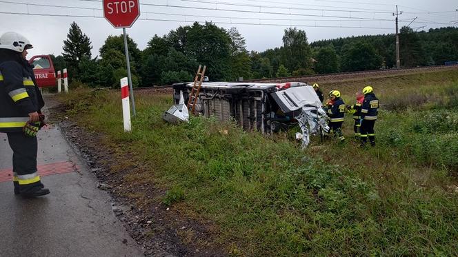 Na przejeździe kolejowym w Wąchocku pociąg uderzył w busa