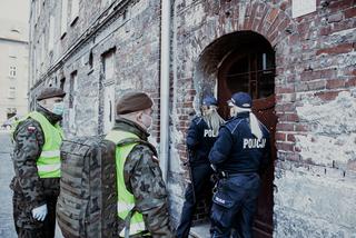 Terytorialsi pomagają policjantom w patrolowaniu miasta. Cel - walka z koronawirusem