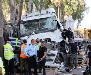 Ciężarówka wjechała w przystanek. Hamas przyznaje się do ataku 