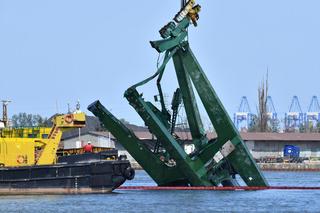 Operacja wydobycia dźwigu stoczniowego