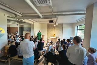 W Poznaniu otwarto nową parafię. Na razie msze odbywają się w kaplicy... w bloku