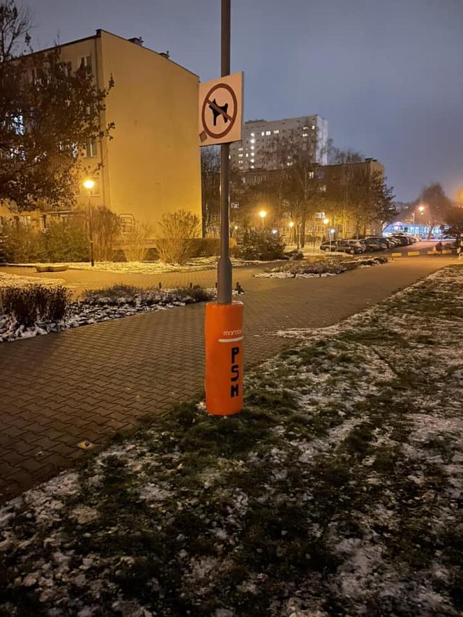 Poduszki na latarniach chronią jeżdżących na sankach 