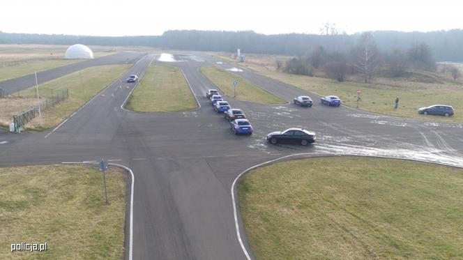 Policjanci ćwiczyli dynamiczną jazdę w samochodach BMW