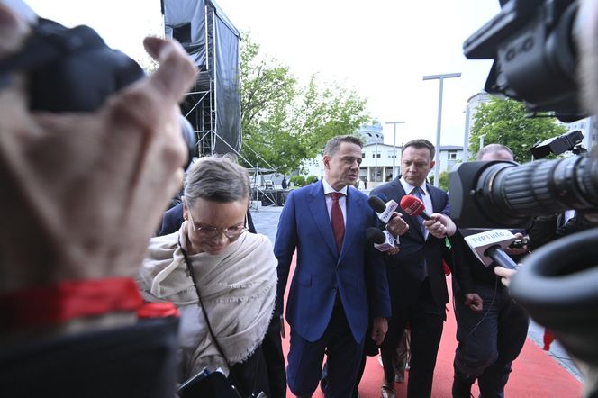 Wielkie wejście Trzaskowskiego do TVP. Zdjęcia uchwyciły każdy krok