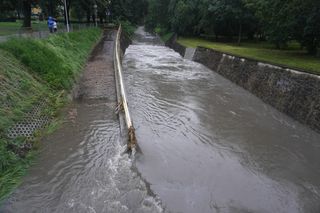 Silny deszcz, możliwy grad, wrasta poziom wód w rzekach w regionie