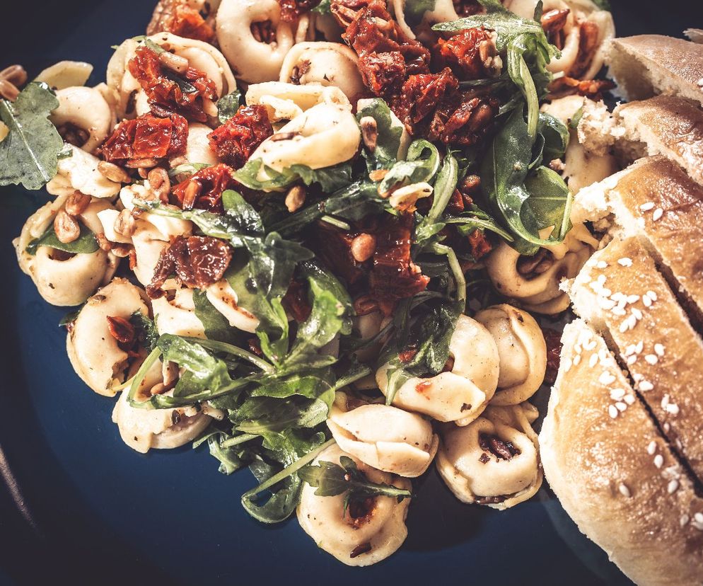 Obłędna sałatka z tortellini, rukolą i suszonymi pomidorami