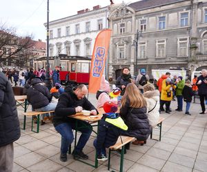 33. Finał Wielkiej Orkiestry Świątecznej Pomocy. Dziennikarze Radia ESKA rozgrzewają Tarnów pysznym żurkiem!